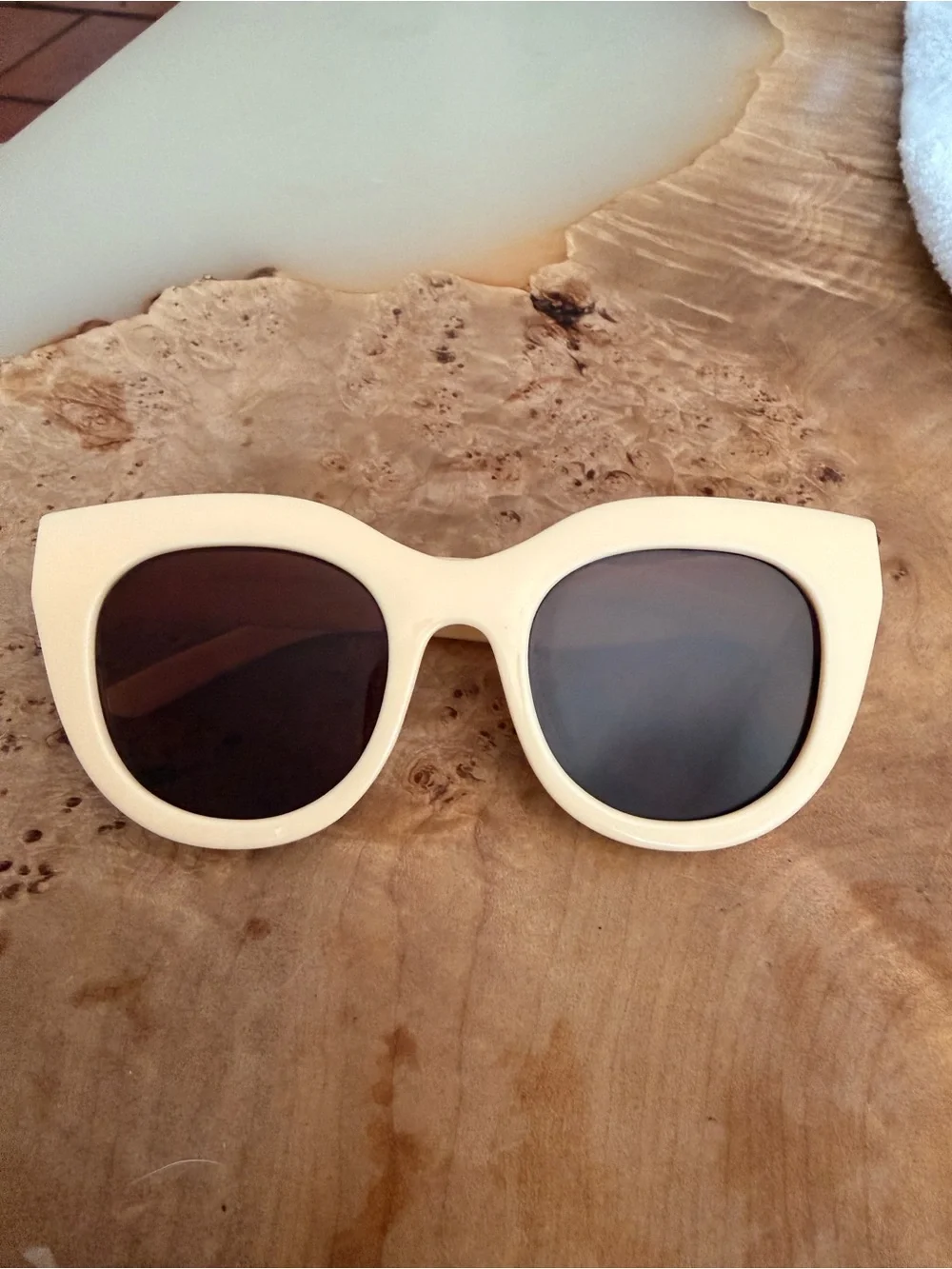 Le Specs Air Heart Sunglasses – Ivory/Cream | Authentic
